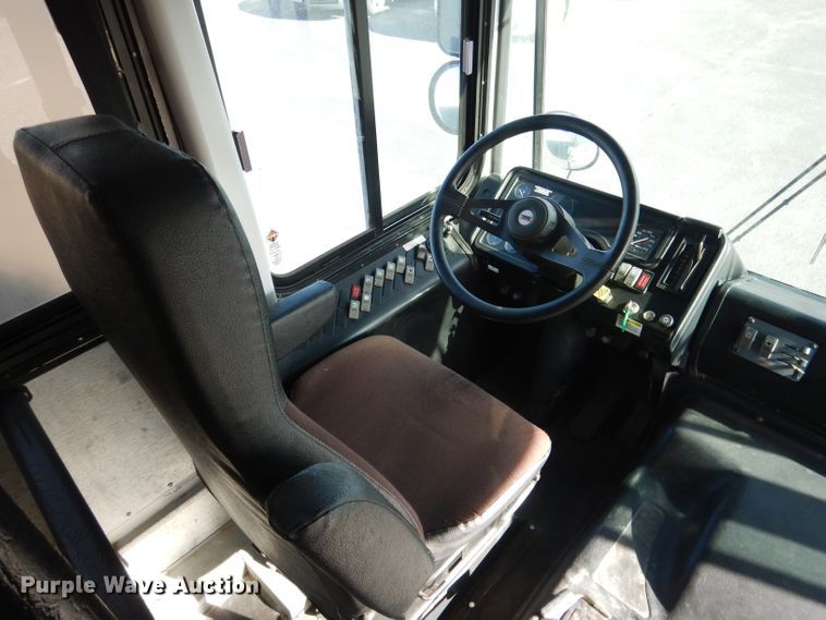 image for item DG5877 2005 Thomas Saf-T-Liner MVP EF school bus