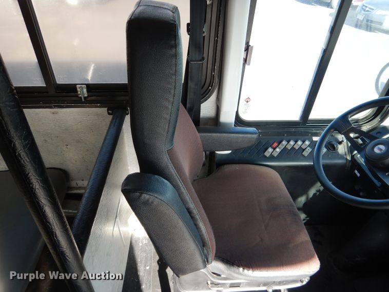 image for item DG5877 2005 Thomas Saf-T-Liner MVP EF school bus