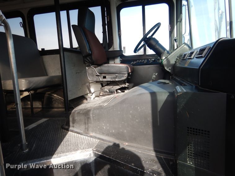 image for item DG5877 2005 Thomas Saf-T-Liner MVP EF school bus