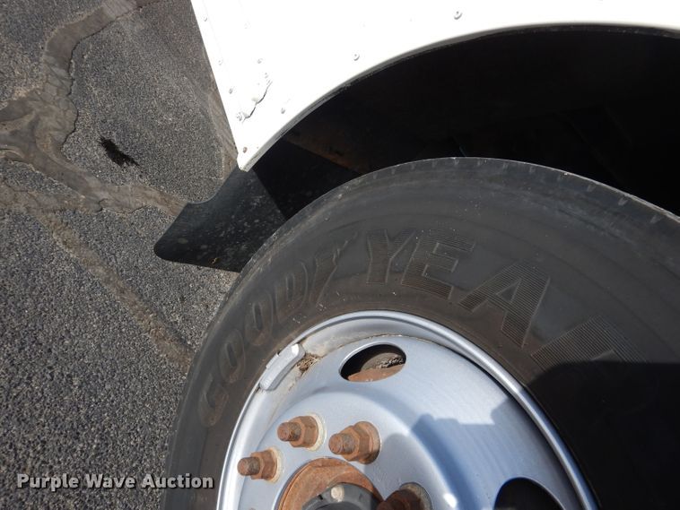 image for item DG5877 2005 Thomas Saf-T-Liner MVP EF school bus