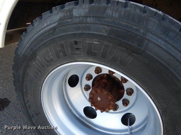 image for item DG5877 2005 Thomas Saf-T-Liner MVP EF school bus