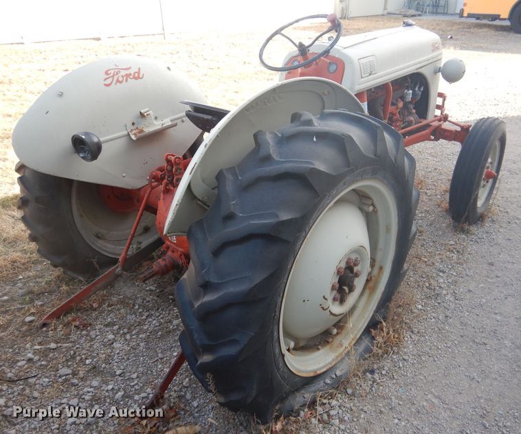 image for item DG5880 Ford tractor