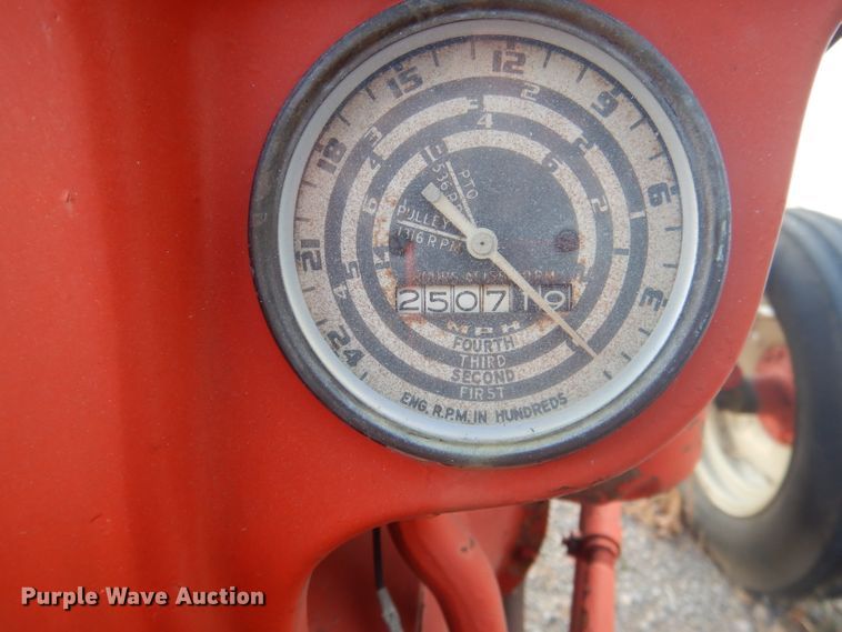 image for item DG5880 Ford tractor