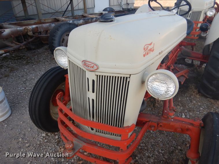 image for item DG5880 Ford tractor
