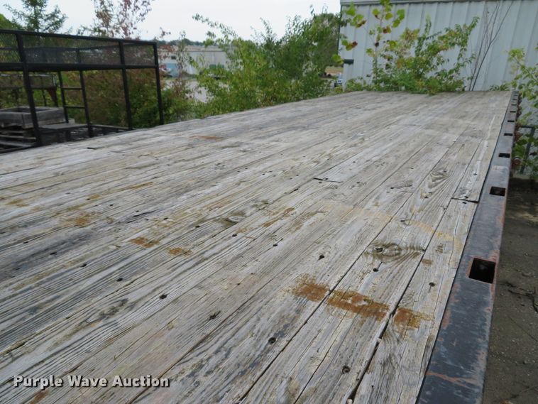 image for item DH1624 2006 Ford LCF flatbed truck