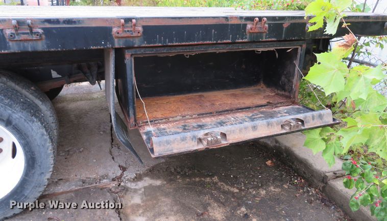 image for item DH1624 2006 Ford LCF flatbed truck