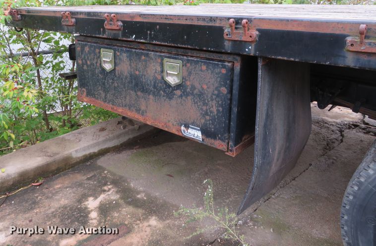 image for item DH1624 2006 Ford LCF flatbed truck