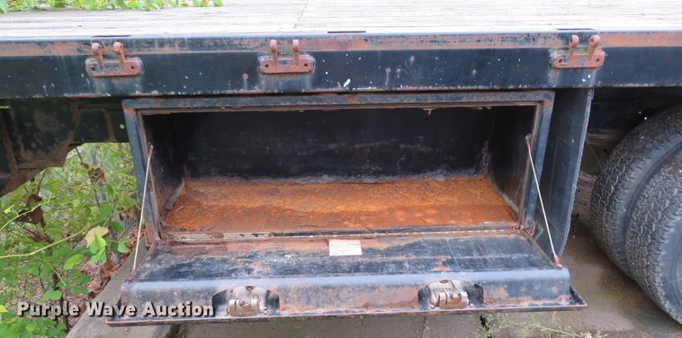 image for item DH1624 2006 Ford LCF flatbed truck