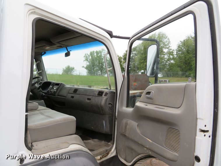 image for item DH1624 2006 Ford LCF flatbed truck