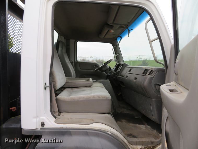 image for item DH1624 2006 Ford LCF flatbed truck