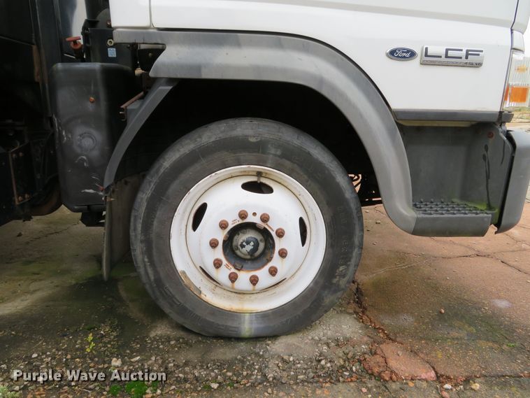 image for item DH1624 2006 Ford LCF flatbed truck