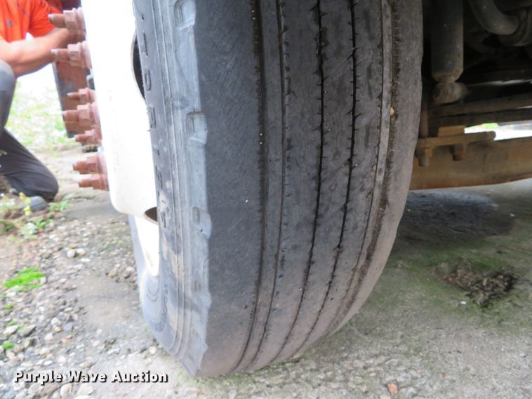 image for item DH1624 2006 Ford LCF flatbed truck