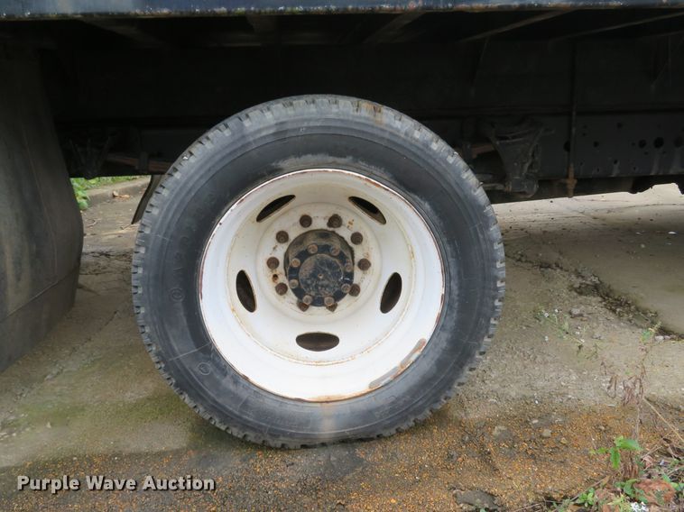 image for item DH1624 2006 Ford LCF flatbed truck