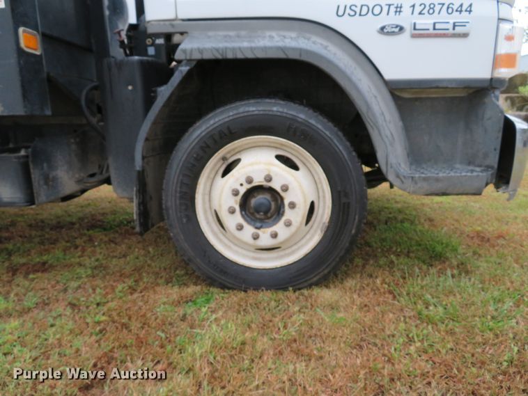 image for item DH1627 2009 Ford LCF flatbed truck