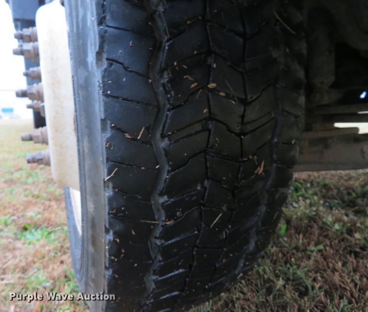 image for item DH1627 2009 Ford LCF flatbed truck