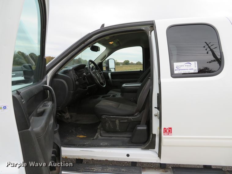 image for item DH1668 2011 Chevrolet Silverado 2500HD Ext. Cab pickup truck