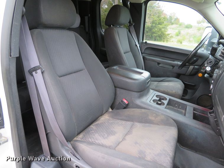 image for item DH1668 2011 Chevrolet Silverado 2500HD Ext. Cab pickup truck