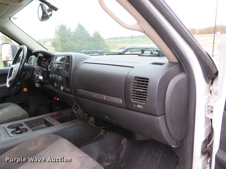 image for item DH1668 2011 Chevrolet Silverado 2500HD Ext. Cab pickup truck