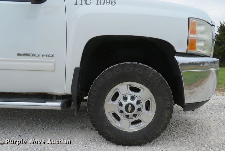 image for item DH1668 2011 Chevrolet Silverado 2500HD Ext. Cab pickup truck