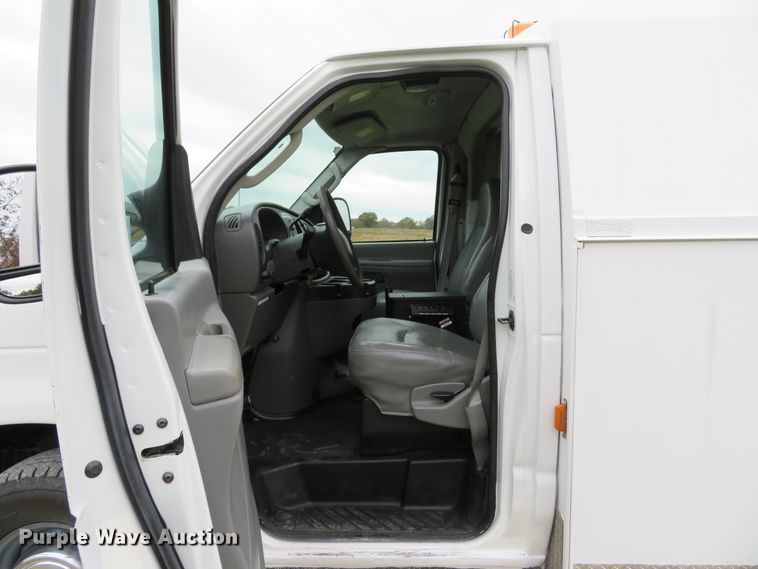 image for item DH1669 2006 Ford E350 Super Duty utility van