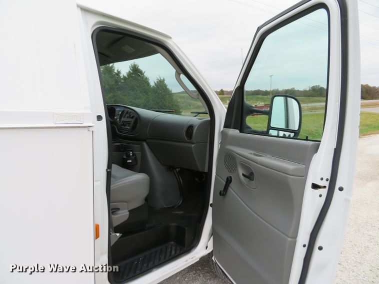image for item DH1669 2006 Ford E350 Super Duty utility van