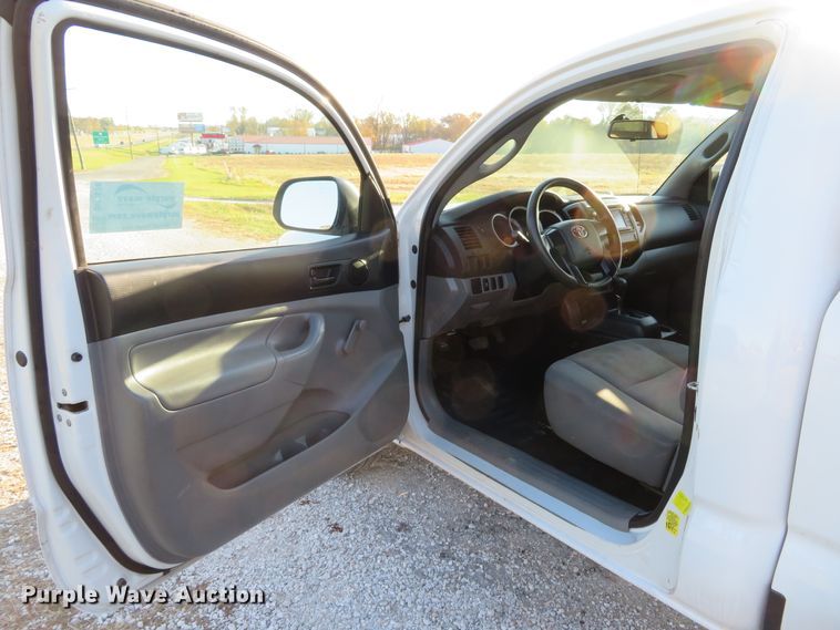 image for item DH1674 2014 Toyota Tacoma pickup truck