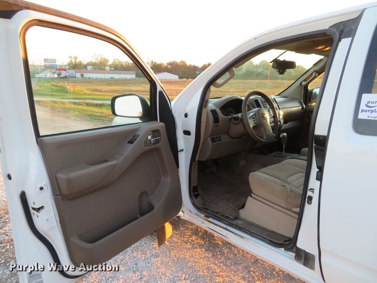 image for item DH1678 2014 Nissan Frontier Ext. Cab flatbed pickup truck