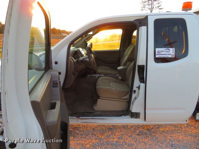 image for item DH1678 2014 Nissan Frontier Ext. Cab flatbed pickup truck