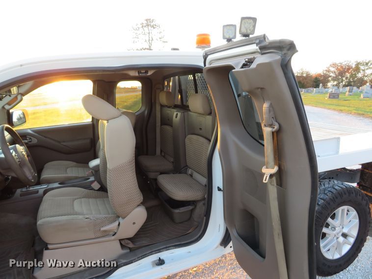 image for item DH1678 2014 Nissan Frontier Ext. Cab flatbed pickup truck