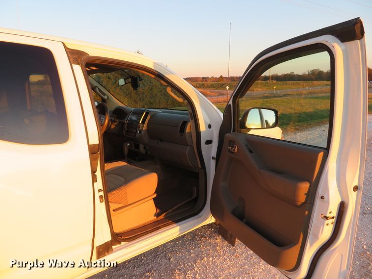 image for item DH1678 2014 Nissan Frontier Ext. Cab flatbed pickup truck