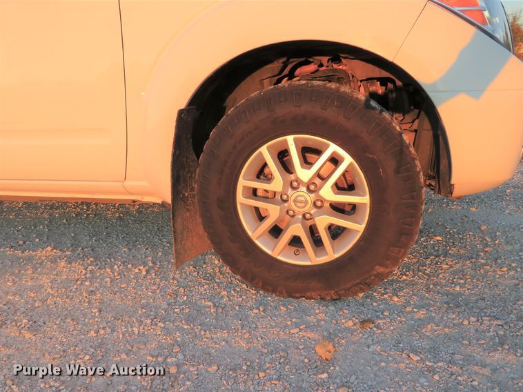 image for item DH1678 2014 Nissan Frontier Ext. Cab flatbed pickup truck