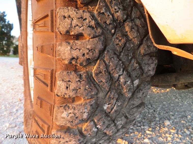 image for item DH1678 2014 Nissan Frontier Ext. Cab flatbed pickup truck