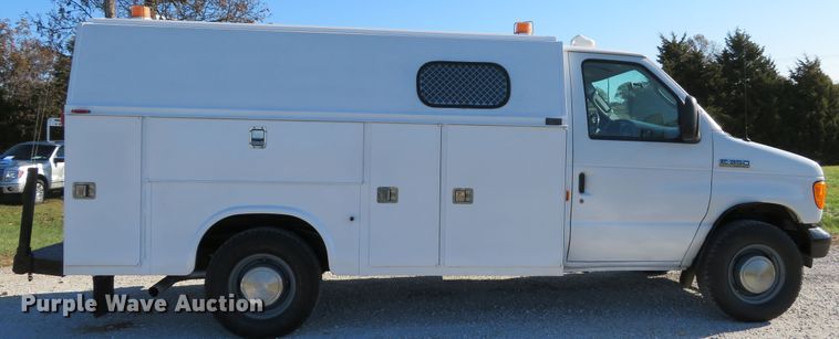 image for item DH1680 2006 Ford E350 Super Duty utility van