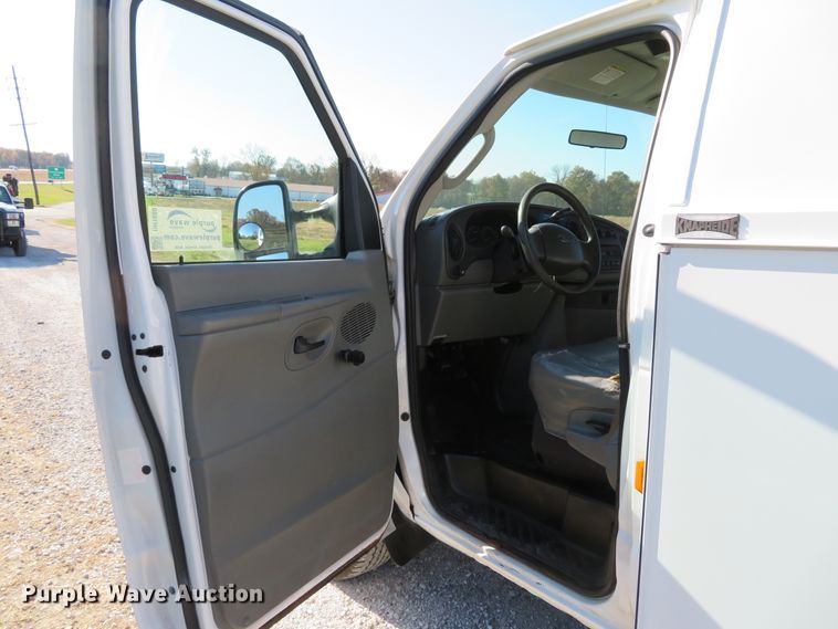 image for item DH1680 2006 Ford E350 Super Duty utility van