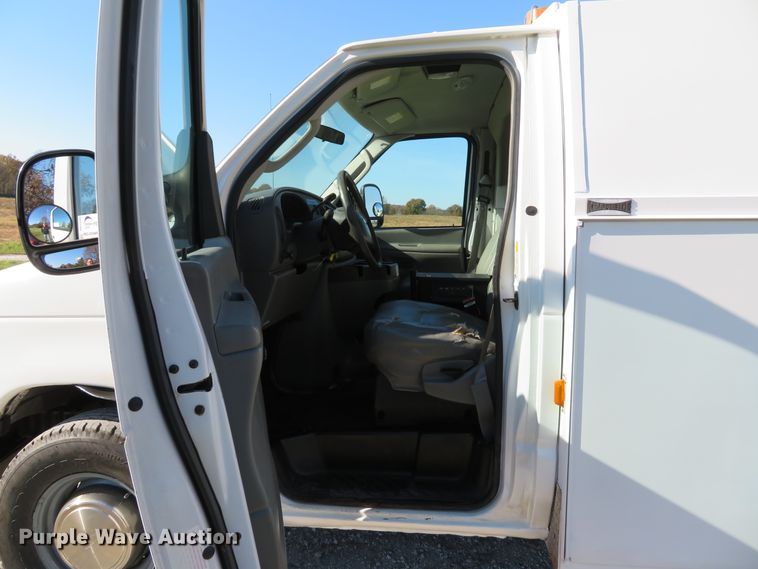 image for item DH1680 2006 Ford E350 Super Duty utility van