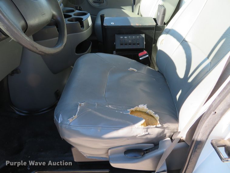 image for item DH1680 2006 Ford E350 Super Duty utility van