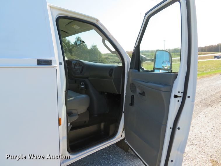 image for item DH1680 2006 Ford E350 Super Duty utility van