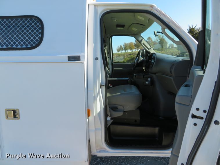 image for item DH1680 2006 Ford E350 Super Duty utility van