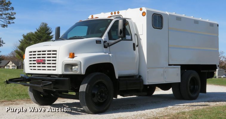 image for item DH1683 2005 GMC C6500 chipper truck