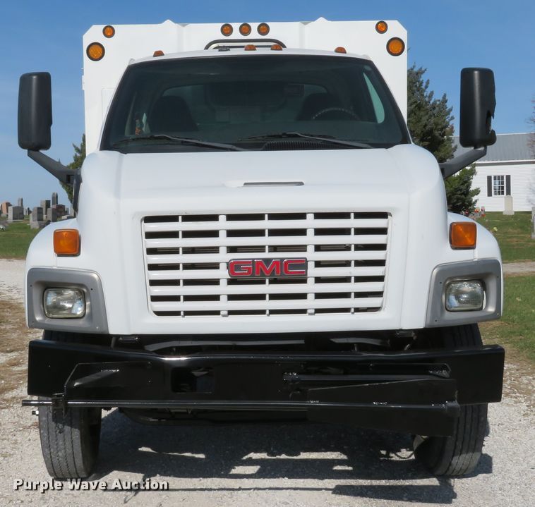 image for item DH1683 2005 GMC C6500 chipper truck