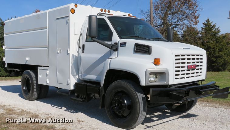 image for item DH1683 2005 GMC C6500 chipper truck