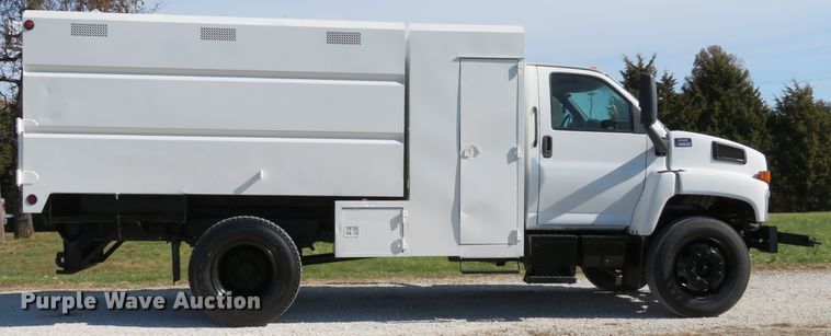 image for item DH1683 2005 GMC C6500 chipper truck