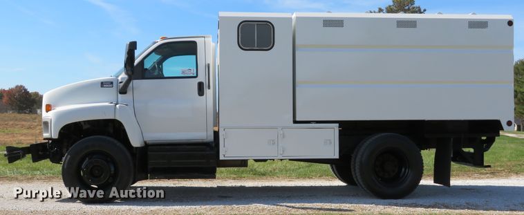 image for item DH1683 2005 GMC C6500 chipper truck