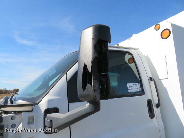 image for item DH1683 2005 GMC C6500 chipper truck