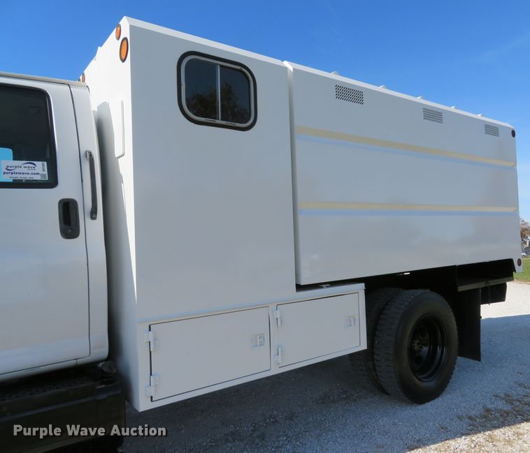 image for item DH1683 2005 GMC C6500 chipper truck