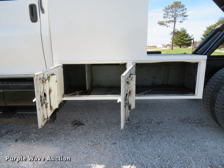 image for item DH1683 2005 GMC C6500 chipper truck