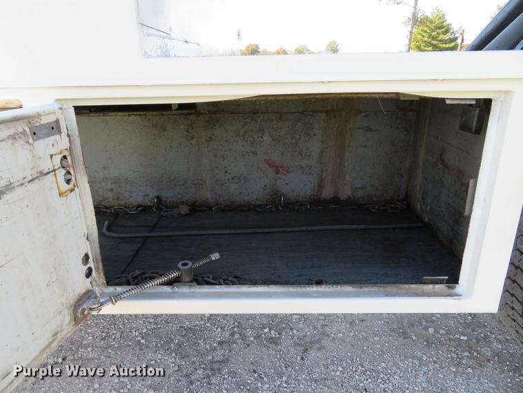 image for item DH1683 2005 GMC C6500 chipper truck