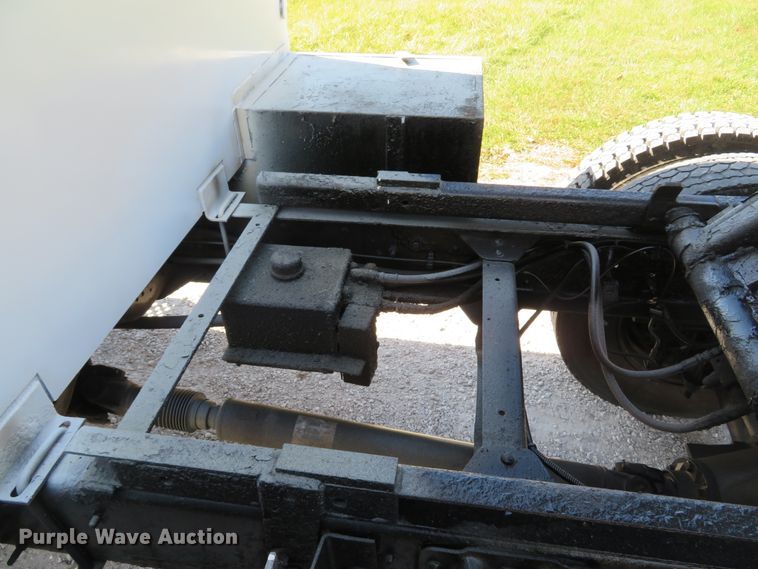 image for item DH1683 2005 GMC C6500 chipper truck