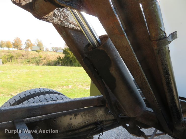 image for item DH1683 2005 GMC C6500 chipper truck