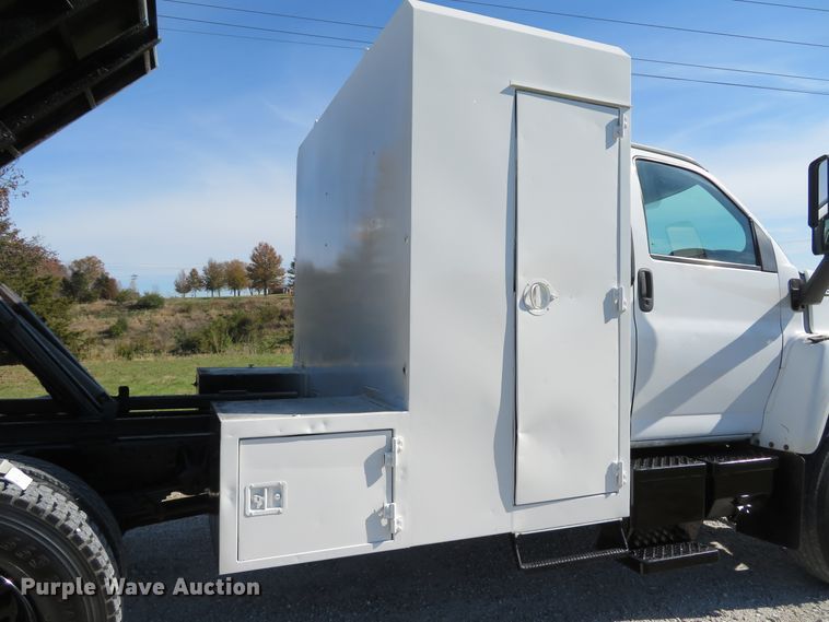 image for item DH1683 2005 GMC C6500 chipper truck